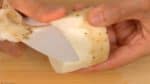 長芋は皮をむきます。栄養豊富で古くから漢方薬としても使われています。5mm厚さに3枚切ります。