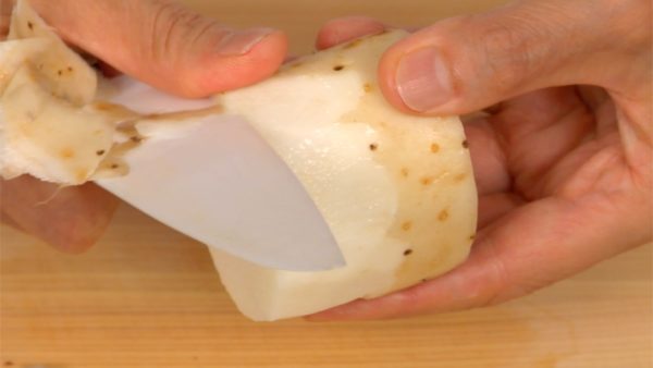 Épluchez l'igname nagaimo, qui est riche en nutriments et aussi utilisé dans la médecine chinoise traditionnelle. Coupez-en 3 tranches de 5 mm (0.2 inch). 