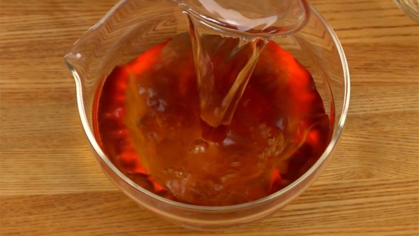 Nous utilisons une sauce soja au dashi pour les nouilles somen.  Mélangez la sauce soja au dashi et l'eau froide dans un bol et mélangez avec le fouet. 