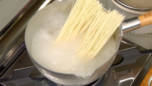 Let’s cook the somen noodles. Boil a generous amount of water, spread the noodles in the pot and stir with chopsticks.