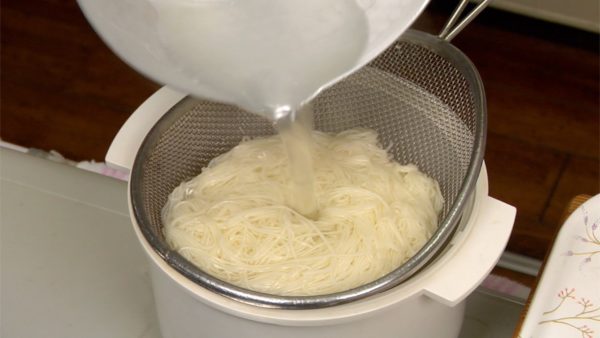 Drain the somen with a mesh strainer and then thoroughly rinse the noodles under cold running water or in a bowl as shown.