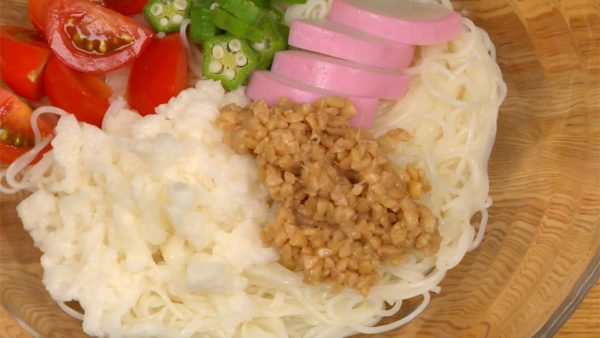 Le hikiwari-natto (des haricots de soja fermentés concassés) contient beaucoup de bonnes bactéries et nutriments. Vous devriez vraiment l'essayer ! 