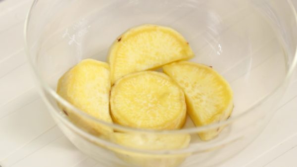Setelah merendam ubi manis dalam air selama 10 menit, panaskan dalam microwave 600 watt selama 2 menit atau lebih hingga lunak.