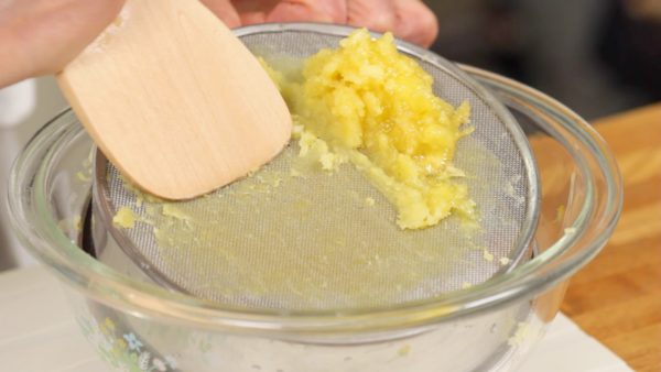 Pressez le mélange avec une spatule en bois et continuez de presser. Cette opération doit être faite quand la patate est encore chaude sinon ça va être difficile de passer le mélange à travers le tamis.