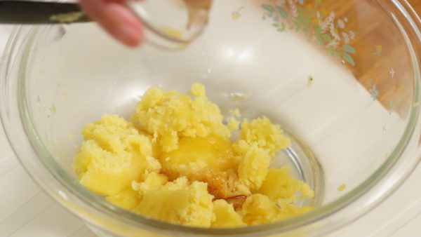 Retournez le tamis et rassemblez le mélange de patate dans un bol. Ajoutez le rhum et l'extrait de vanille. Mélangez doucement.