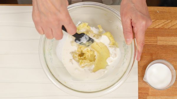Ajoutez la crème entière. Mélangez bien. Si le mélange est trop épais, ajoutez du lait petit à petit pour ajuster la consistance.