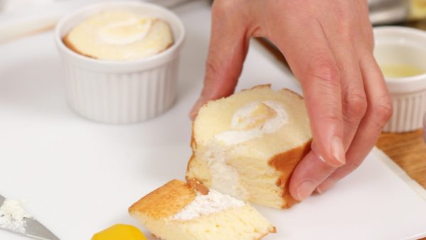 Potong sisa roll cake untuk membuat mont blanc lainnya.