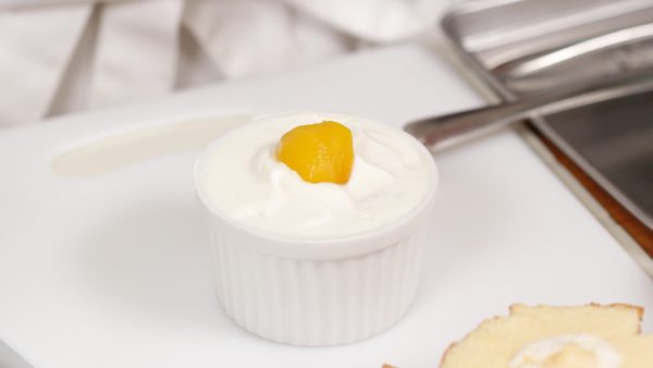 Belah Kuri Kanroni, kacang kastanye yang direndam dalam sirup, menjadi 2 dan letakkan diatas whip cream.