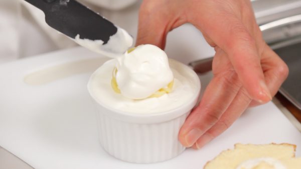 Lapisi krim ubi manis dengan whip cream.