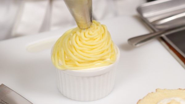 Semprotkan krim ubi yang banyak diatas whip cream, bentuklah menyerupai gunung.