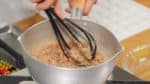 中火にかけます。泡だて器でたえず混ぜながら煮ます。菜箸を4〜5本使ってかきまぜてもいいです。混ぜながら水分を飛ばします。