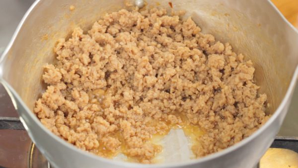 When the broth has almost disappeared, remove and place the tori soboro onto a plate. 