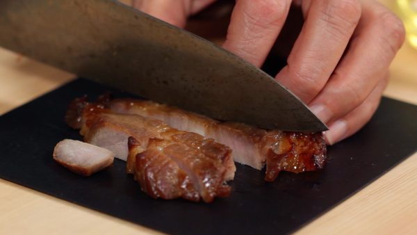 Das Char Siu (chinesich mariniertes und glasiertes Schweinefleisch) in 5mm (0,2'') große Würfel schneiden. Falls jenes Schweinefleisch nicht erhältlich ist, kann genauso gut Schinken verwendet werden. 