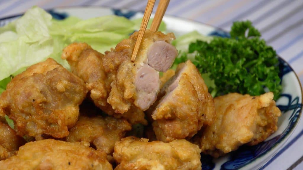 En este momento estás viendo Receta de karaage de pollo, doble frito (pollo frito japonés crujiente y jugoso)