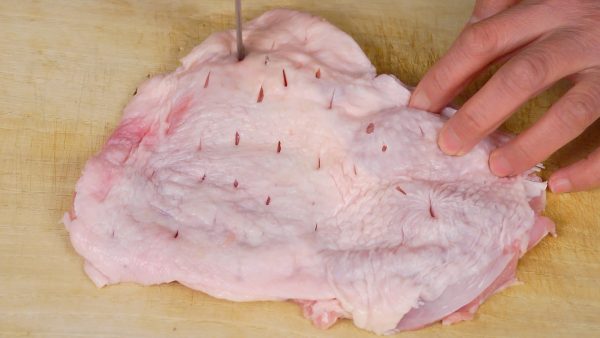 鶏肉の準備をしましょう。皮目の方に包丁の先で穴を開けます。調味料が浸み込みやすくなります。