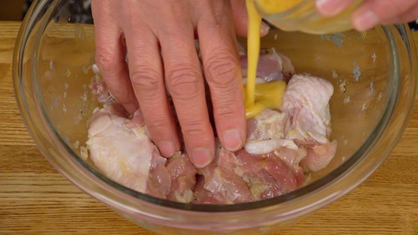 Prepariamo il karaage. Aggiungete al pollo marinato l'uovo sbattuto, poco alla volta, e massaggiate bene la carne per farlo assorbire. Questo aiuterà a rendere il karaage più tenero, e manterrà all'interno i succhi della carne che daranno ancora più sapore.