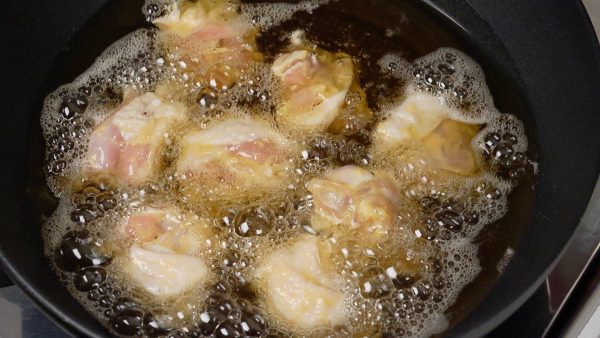 Panaskan minyak sayur. Masukkan potongan ayam ke dalam minyak yang sudah dipanaskan. Pada suhu 160 derajat °C atau 320 derajat °F, gelembung-gelembung kecil akan muncul di sekeliling potongan ayam.