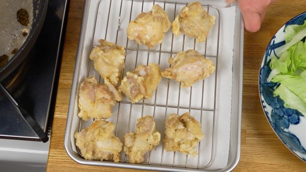 Goreng sampai agak berwarna, lalu angkat dan tiriskan di  rak kawat. Panas yang tersisa setelah ayam diangkat akan terus memasak bagian dalam karaage.