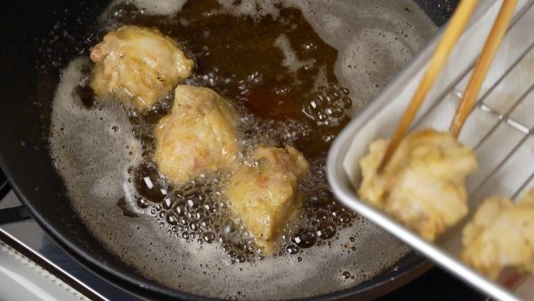 Calentar el aceite a unos 180ºC o 360ºF, a fuego alto. Entonces, colocar el pollo en el aceite de nuevo. Dorar las piezas de pollo de forma pareja.