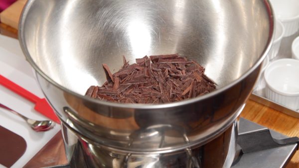 Shred the couverture chocolate and melt it in a bowl heated with steam.