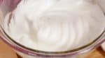 Bate hasta que el merengue llegue al estado de picos rígidos y tenga una textura brillante. Con esta consistencia no se caerá del bol cuando el bol se ponga bocabajo.