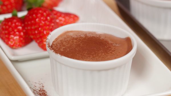 Now, the chocolate mousse is completely chilled and firmed up. Sprinkle on the cocoa powder.