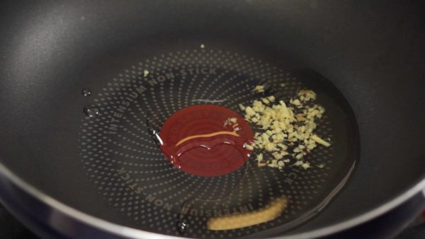 Lasst uns das chahan machen. Erhitzt etwas Öl in einer Pfanne. Gebt nun etwas gehackten Ingwer hinzu. 