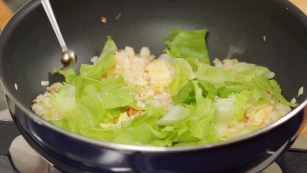 Finally, add the chopped lettuce leaf. Add a dash of soy sauce to bring out the savory aroma.