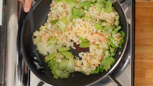 Toss all the ingredients several times and now it is ready.
The piping hot rice will soften the lettuce so avoid overcooking.