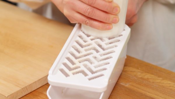 Let's prepare the ingredients. Grate the daikon radish with a grater. You can use the daikon juice in the mochi so don’t throw it away.