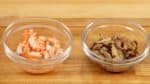 Faites tremper les crevettes décortiquées séchées et les champignons shiitaké séchés coupés dans l'eau froide pendant 1 heure. Essorez légèrement les crevettes et les shiitakés. 