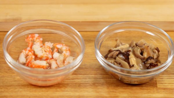 Soak the dried shelled shrimp and dried sliced shiitake mushrooms in cold water for about 1 hour. Lightly squeeze out the liquid from the shrimp and shiitake.