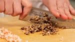 Schneidet die Krabben und auch die Pilze in kleine Stücke. Der ausgewogene Geschmack von Krabben und Pilzen machen die Mochi noch köstlicher!