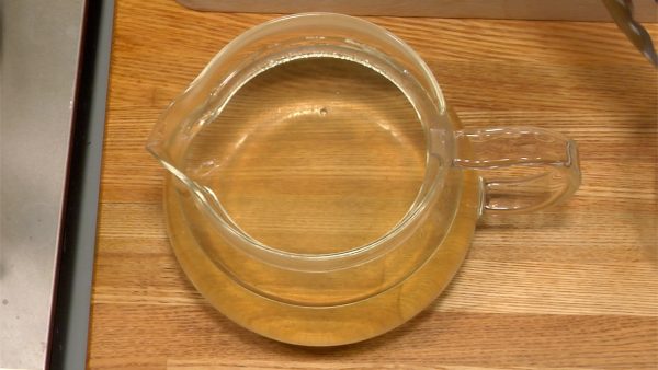 Retire las algas kombu y los copos de bonito junto con el colador de malla. Esta es una forma sencilla y fácil de hacer una pequeña cantidad de caldo de dashi.