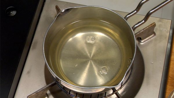 Versez le bouillon dans une petite casserole. Vous pouvez retirer les copeaux de bonite restants en filtrant à travers un essuie tout. Allumez le feu.