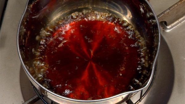 當所有的酒精都蒸發掉後，加入醬油和蜂蜜。攪拌並把醬汁煮沸。關閉燃燒器並將醬汁倒入另一個容器中。