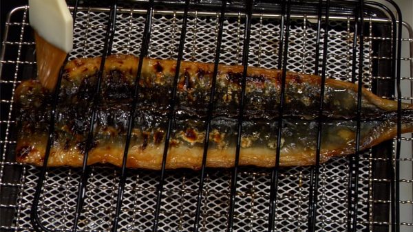 When the skin gets a bit crispy and aromatic, flip it over. Like before, brush the skin side with sake. Keep your eye on the unagi as it is easily burnt. Shift the position of unagi to roast evenly.