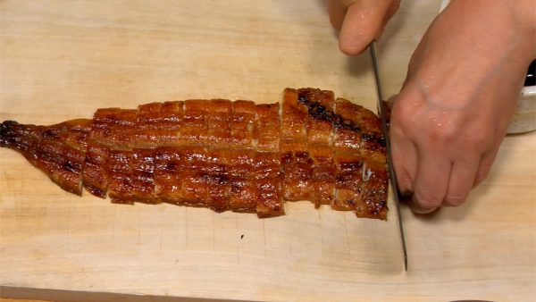 Place the unagi on a cuting board and cut it into 1.5cm (0.6") strips.