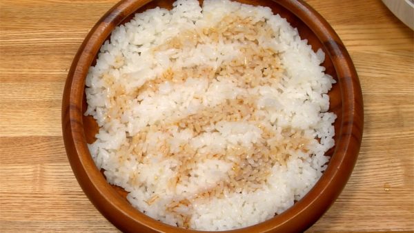 Теперь свежий приготовленный на пару рис готов. Слегка перемешайте рис лопаткой. Подавать в миске на 2 человек. Залейте 5 чайными ложками соуса унаги.