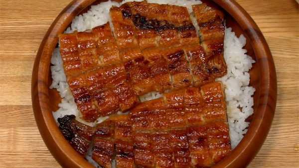 將鰻魚條放在米飯上。