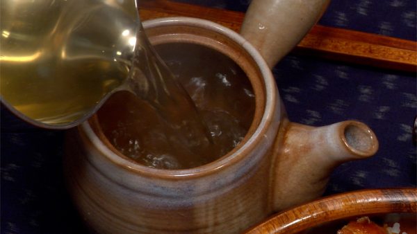Aqui está como desfrutar o Hitsumabushi. Reaqueça o caldo dashi e coloque-o em um bule de chá. Sirva o unagi e o arroz em uma tigela pequena.