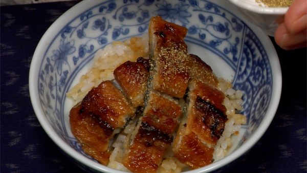 Para el primer tazón, espolvoree la pimienta sansho y simplemente disfrute del plato de unagi.