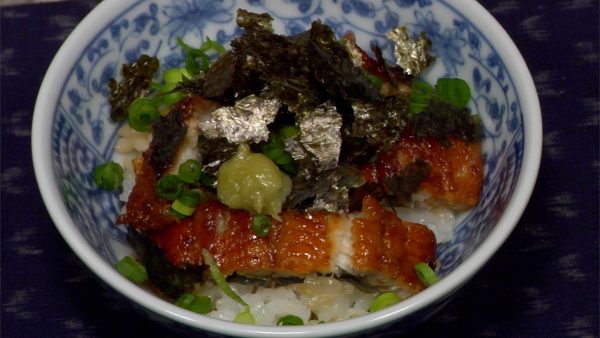 Untuk mangkuk yang kedua, tambahkan topping irisan daun bawang, nori  dan wasabi.