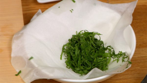 Lightly rinse them with water to reduce any bitterness and strain well. Wrap the shiso with a paper towel and thoroughly remove the excess water.