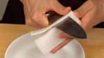 Vỏ củ cải daikon có vị hăng và kết cấu thô nên loại bỏ nó bằng dao.