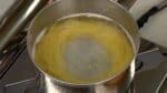 パスタを茹でましょう。たっぷりの沸騰している湯に塩を入れます。鍋にパスタを入れ、柔らかくなったらトングで沈めます。麺と麺がくっ付かないように混ぜます。茹で時間はパスタの種類によって異なるので袋の表示時間に従って下さい。