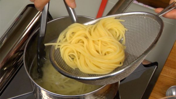 Let’s remove the pasta. For al dente, remove the spaghetti 1 minute before the stated cooking time and strain the pasta with a mesh strainer.