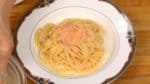 Đảo nhanh cho đều với sốt và để mì ý spaghetti mentaiko (trứng cá minh thái) lên đĩa. Đổ sốt sốt còn lại lên mì Ý.