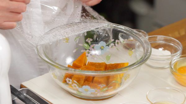 After removing the skin and seeds, microwave the kabocha squash at 600 watts for about 4 minutes.