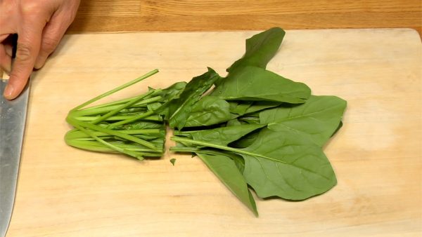 Cut the spinach in half, separating the leaf part from the stem part. Cut the pumpkin slice into 4 pieces.